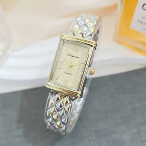 Detailansicht einer luxuriösen rechteckigen Quarzarmbanduhr mit schickem gesteppten Metallarmband.
