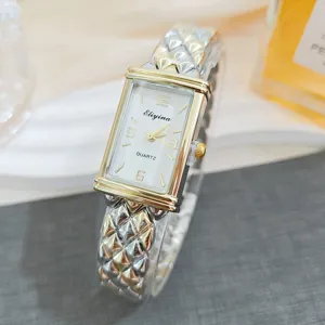 Detailansicht einer Damen Quarz Armbanduhr mit rechteckigem Zifferblatt und Metallarmband.