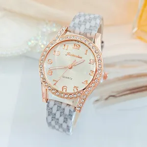 Elegante Damen Strass Quarz Uhr mit schickem gemustertem Armband und Roségold Gehäuse Detail.