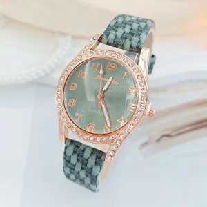 Elegante Damen Quarzarmbanduhr mit Strass Roségold Lünette und grünem Lederarmband.