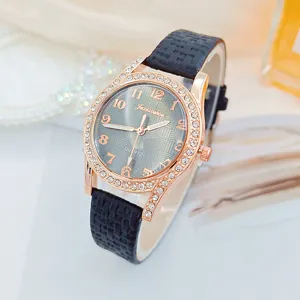 Modische Damen Quarz Armbanduhr mit Strass Lünette und schwarzem Lederarmband elegant