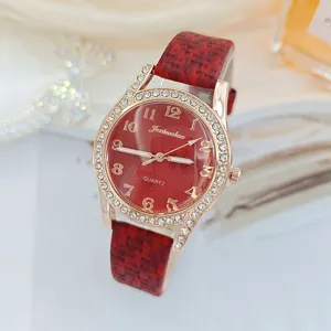 Elegante Damen Quarzuhr mit rotem Armband und glitzernder Strass Lünette Roségold Gehäuse Luxus