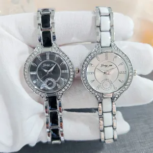 Primo piano di dettaglio di elegante orologio quarzo donna con quadrante nero bianco strass.