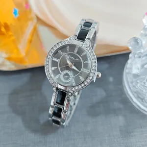 Orologio donna strass argento al quarzo moda con cinturino a maglie nere dettaglio.