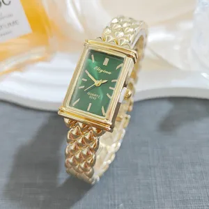 Elegante rechteckige Damenuhr mit grünem Zifferblatt und stilvollem goldenen Armband.