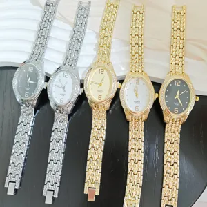 Detailansicht modischer Quarz Damenuhren mit Strass Lünette, ovalem Zifferblatt und Metallarmband.