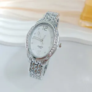 Nahaufnahme des eleganten silbernen ovalen Quarzuhren-Zifferblatts mit Strasslünette.