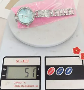 Modische Damen Strass Quarzuhr mit hellblauem Zifferblatt und Herzglied Armband.