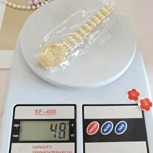 Montre quartz femme strass dorée avec bracelet métal style de luxe vue détail