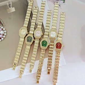 Montre quartz femme élégante avec lunette en cristal et bracelet métal multicolore.