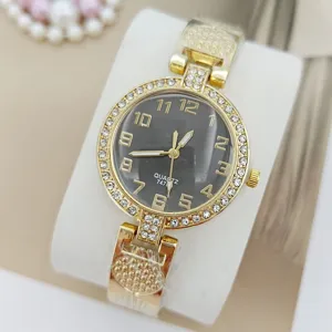 Elegante Damen Quarzarmbanduhr mit Strass Zifferblatt, arabischen Ziffern und goldenem Armband.