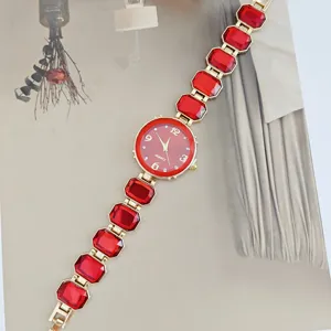 Rote Kristall Quarzuhr für Damen Luxus elegante Mode Armbanduhr mit Kette Design