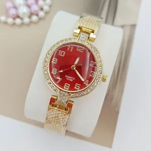 Elegante Damen Quarzuhr mit rotem Zifferblatt, Strass-Lünette und herzigem Armband.
