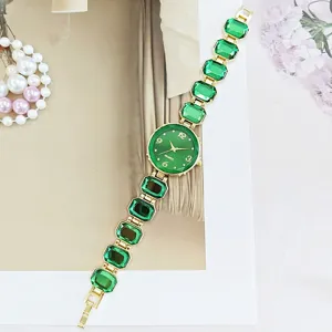 Elegante grüne Kristall Quarzuhr für Damen mit stilvollem Armband Design und goldenem Gehäuse.