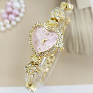Nahaufnahme Detail der luxuriösen Damen Herz Strass Quarz Uhr mit goldenem Blumenarmband.