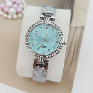 Detailansicht des eleganten Strass besetzten Quarzuhren Zifferblatts in Blau mit Ziffern.