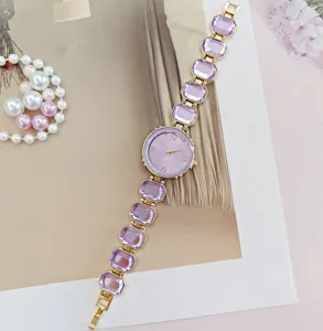 Elegante Damen Quarzarmbanduhr mit lila Zifferblatt und funkelnden Kristallstein Armband.