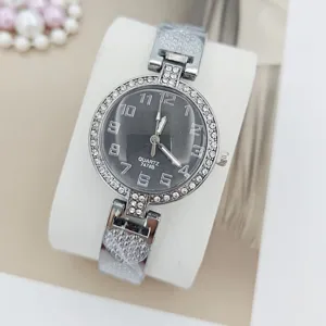 Elegante Damen Quarzuhr mit glitzernden Strasssteinen und einem klaren Zifferblatt.