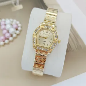 Élégante montre quartz pour femme dorée avec strass brillants et bracelet élégant.