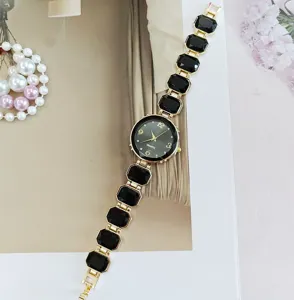 Nahansicht der Damen Quarzarmbanduhr mit schwarzem facettierten Edelsteinarmband.