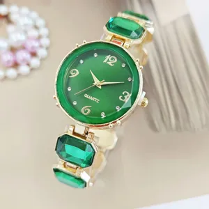 Elegante grüne Damen-Quarzuhr mit stilvollem Kristallarmband und funkelndem Zifferblatt.