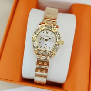 Élégante montre quartz pour femme en or avec strass scintillants et bracelet en métal.