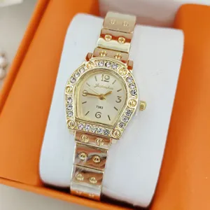 Montre quartz femme dorée avec strass et bracelet en métal, élégant accessoire de mode.