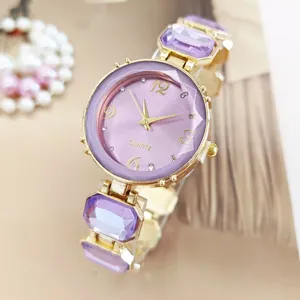 Elegante Damen Quarz Uhr mit lila Zifferblatt Goldkette und schoenem Kristalldesign fuer Alltag.