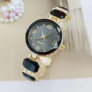 Elegante Damenuhr mit schwarzem Facettenstein und goldfarbenem Armband fuer Damenstil.