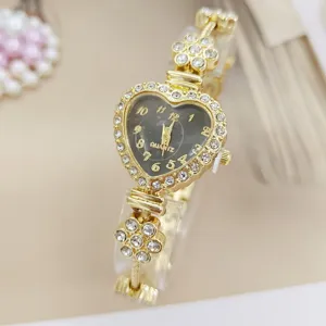 Damen Herzförmige Strass Quarz Uhr Gold Armband Mode Armbanduhr Detail Ansicht