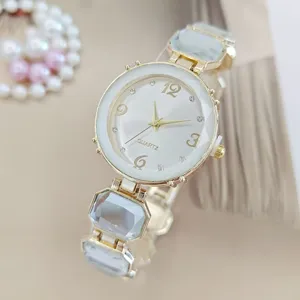 Elegante Damen Quarzarmbanduhr mit Kristallstein Armband, goldenem Gehäuse und weißem Zifferblatt.