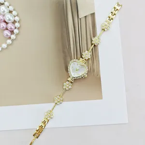 Elegante goldene herzförmige Strass-Blumenarmband-Quarzuhr für Damen und modische Mädchen.