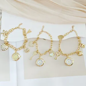 Goudkleurige strass bedelarmband set met schattige mini quartz horlogewijzerplaten en hangers.