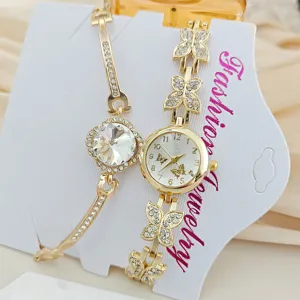 Detailansicht des luxuriösen Damen Quarzuhren und Armband Sets mit Strass in Gold.