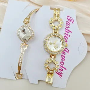 Goldene Strass Damenuhr und passendes Armband Set auf weisser Karte Detailansicht