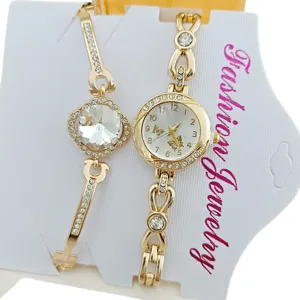 Damen Gold Quarz Uhr und Armband Set mit funkelnden Kristallen und Schmetterling Zifferblatt.