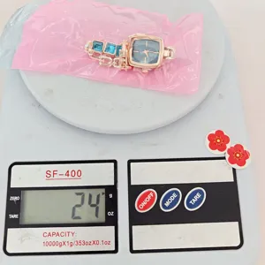 Dames mode vierkante quartz horloge met blauwe kristallen armband, elegante polshorloge detail.