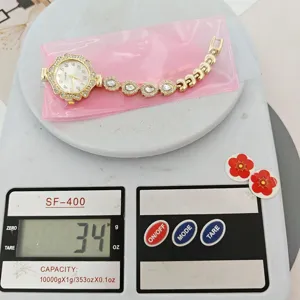 Vista detallada reloj pulsera cuarzo pedreria, elegante acabado dorado, bascula.