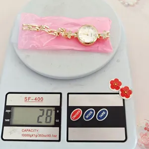 Goldfarbene Damen Strass Quarz Damenuhr Detailansicht, elegantes Weizenblatt Design mit 28g.