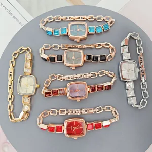 Luxe vierkante wijzerplaat quartz horloge voor vrouwen met kleurrijke kristallen strass