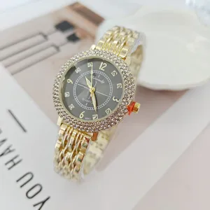 Nahaufnahmendetail der luxuriösen Damen StrassquarzUhr mit glitzernder Lünette und Armband.