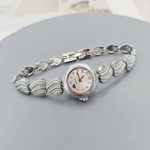 Dames kwarts horloge strass hart schakel armband elegante zilveren polshorloge detail