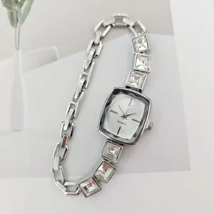 Zilveren vierkante strass kwarts armband horloge detail, elegante vrouwen kristal.