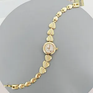Gouden dames quartz horloge met hartjes armband en strass stenen elegant chic