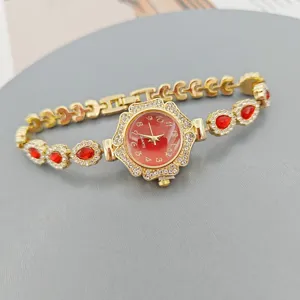 Reloj de cuarzo para mujer con esfera roja y pulsera dorada decorada con brillantes.