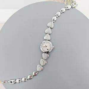 Elegante zilveren quartz dameshorloge met prachtig hart strass armband ontwerp.
