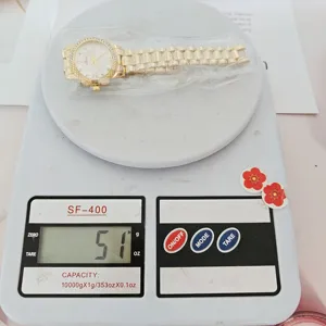 Montre quartz femme or avec strass, bracelet en acier et cadran numérique, mode élégante.