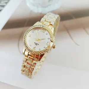 Montre quartz femme élégante en strass dorés avec bracelet en acier et cadran numérique chic.
