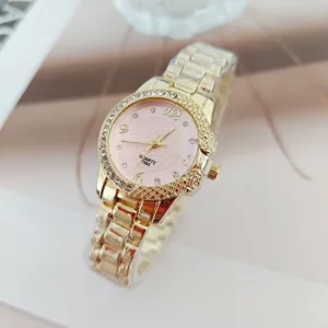 Vue detaillee de la montre quartz femme dore avec cadran rose et strass scintillants.