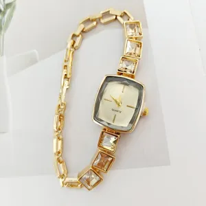 Gouden vierkante quartz horloge voor vrouwen met kristallen strass en elegante kettingarmband.